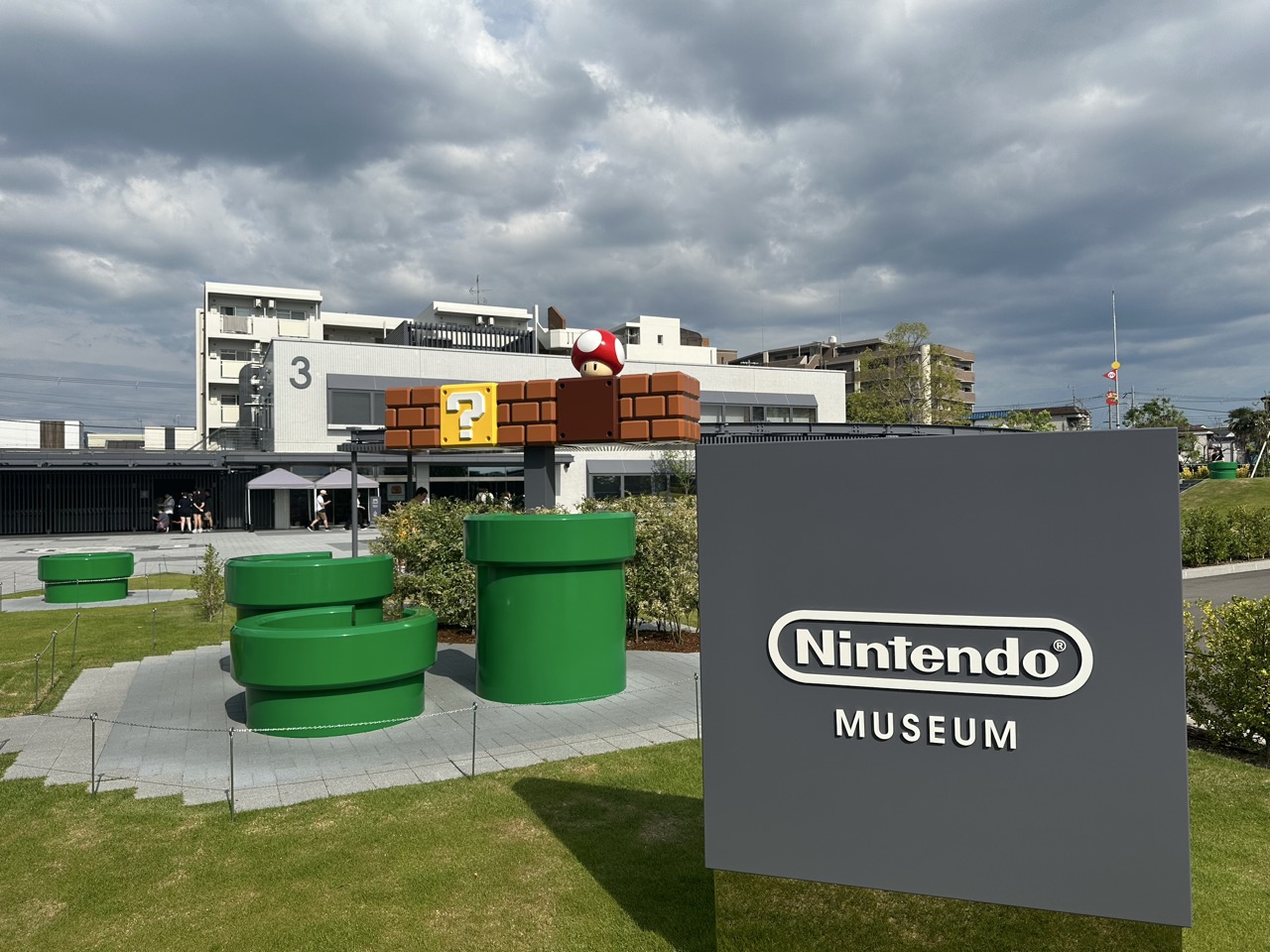 ニンテンドーミュージアム外観 マリオの土管とNintendo MUSEUM看板