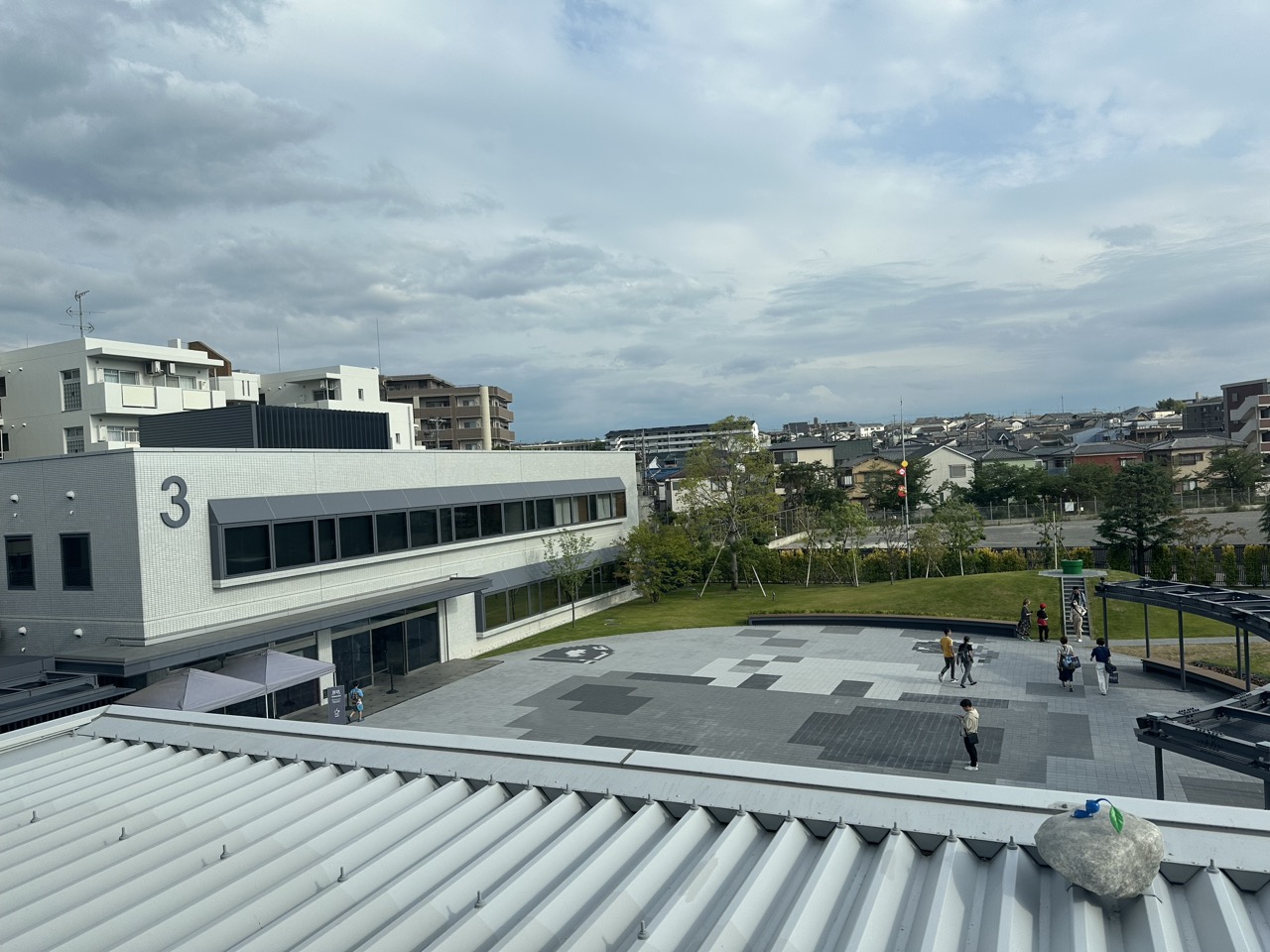 ニンテンドーミュージアムの中庭と3号館の建物全景