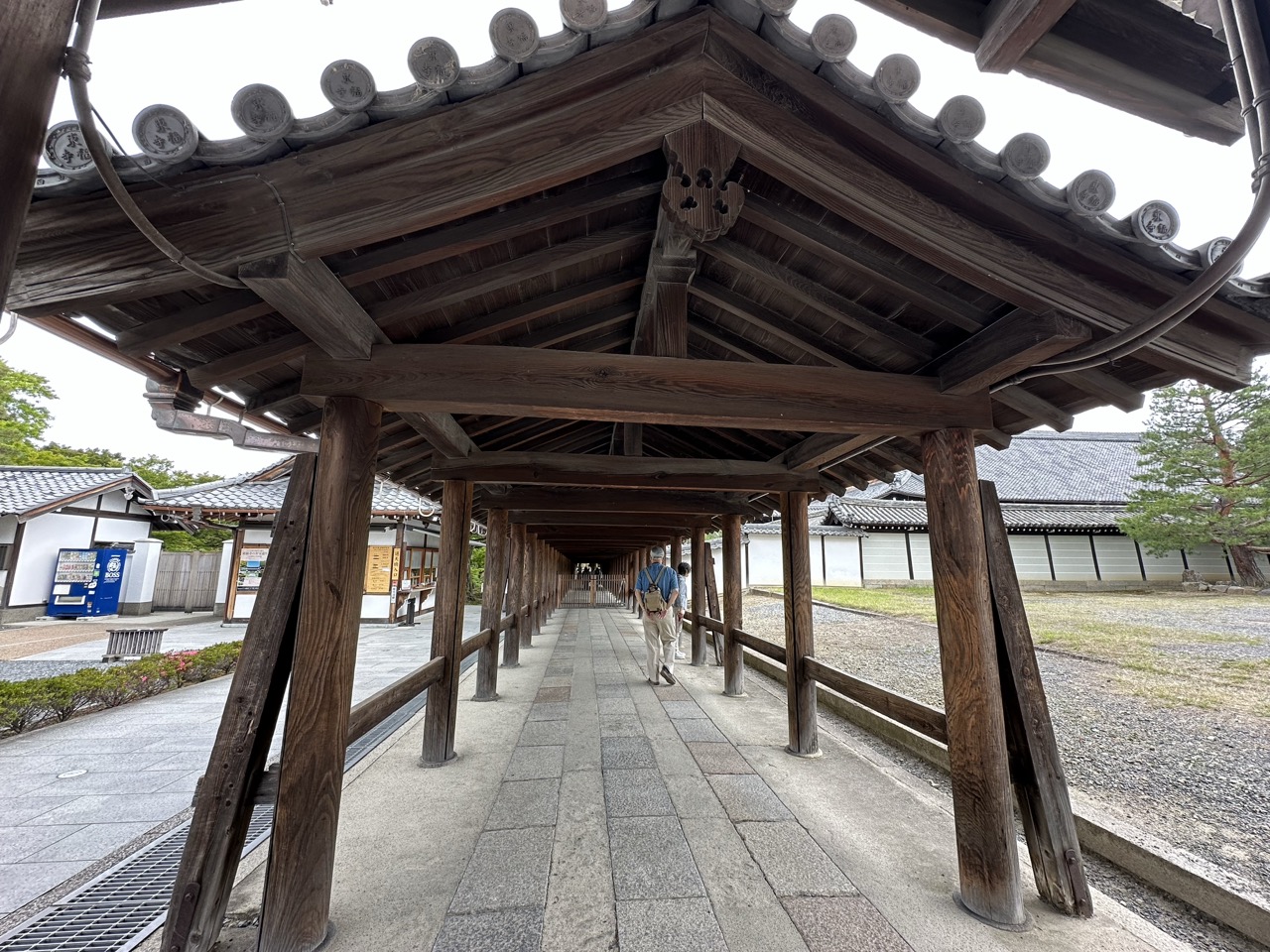 東福寺の特徴的な木造の長い回廊（通天橋に続く道）