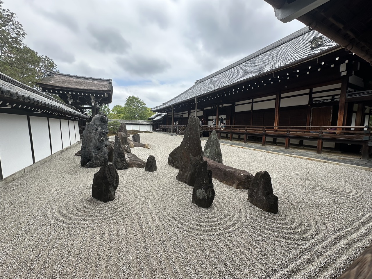 東福寺方丈・八相の庭の南庭。重森三玲作の代表的枯山水
