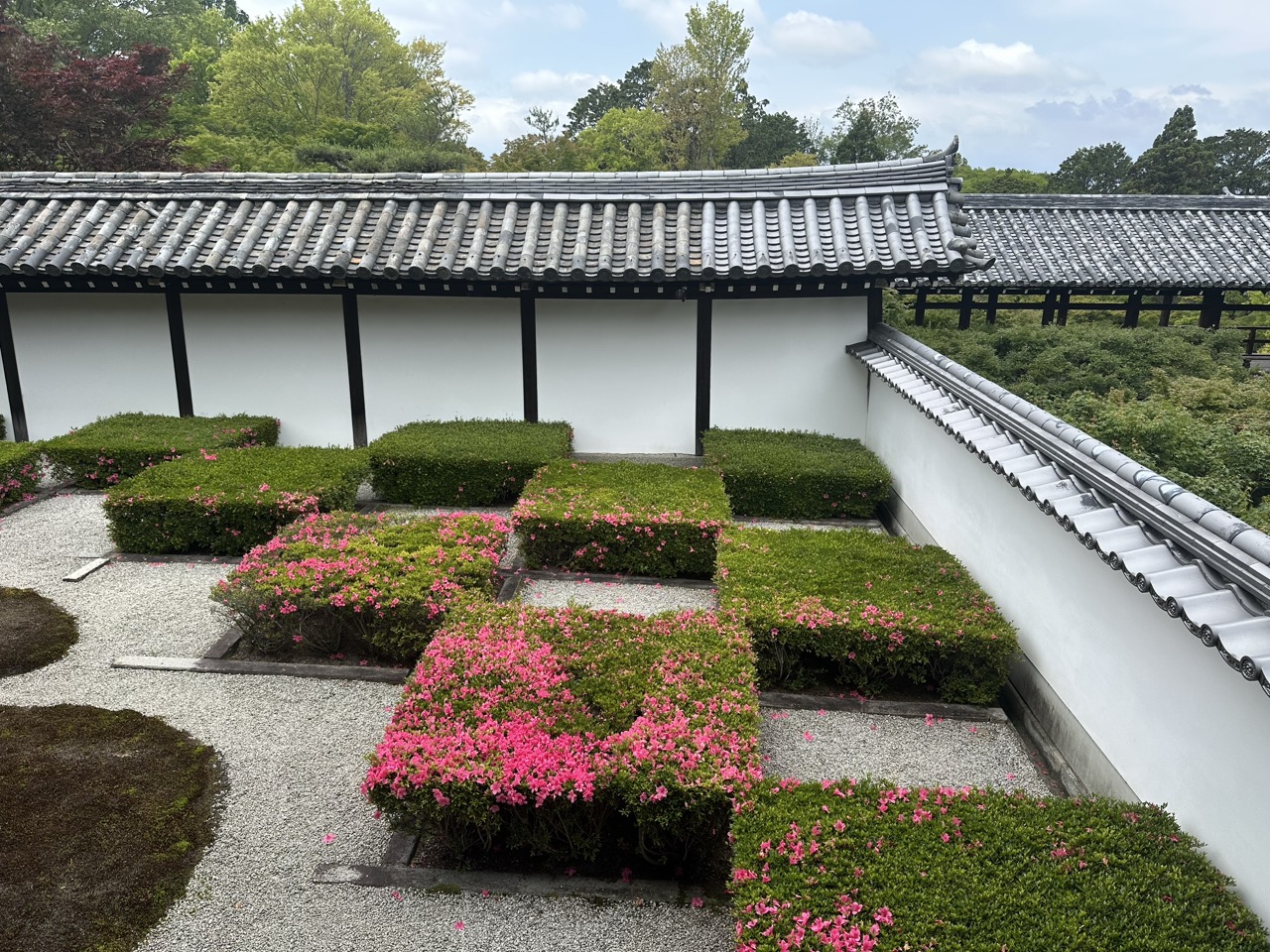 東福寺方丈・西庭。サツキの方形植栽が市松模様を描く