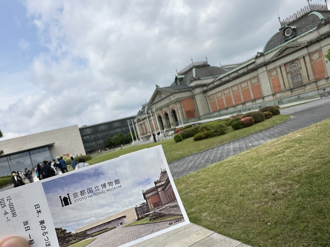 京都国立博物館の本館（明治古都館）外観と特別展「日本、美のるつぼ」のチケット