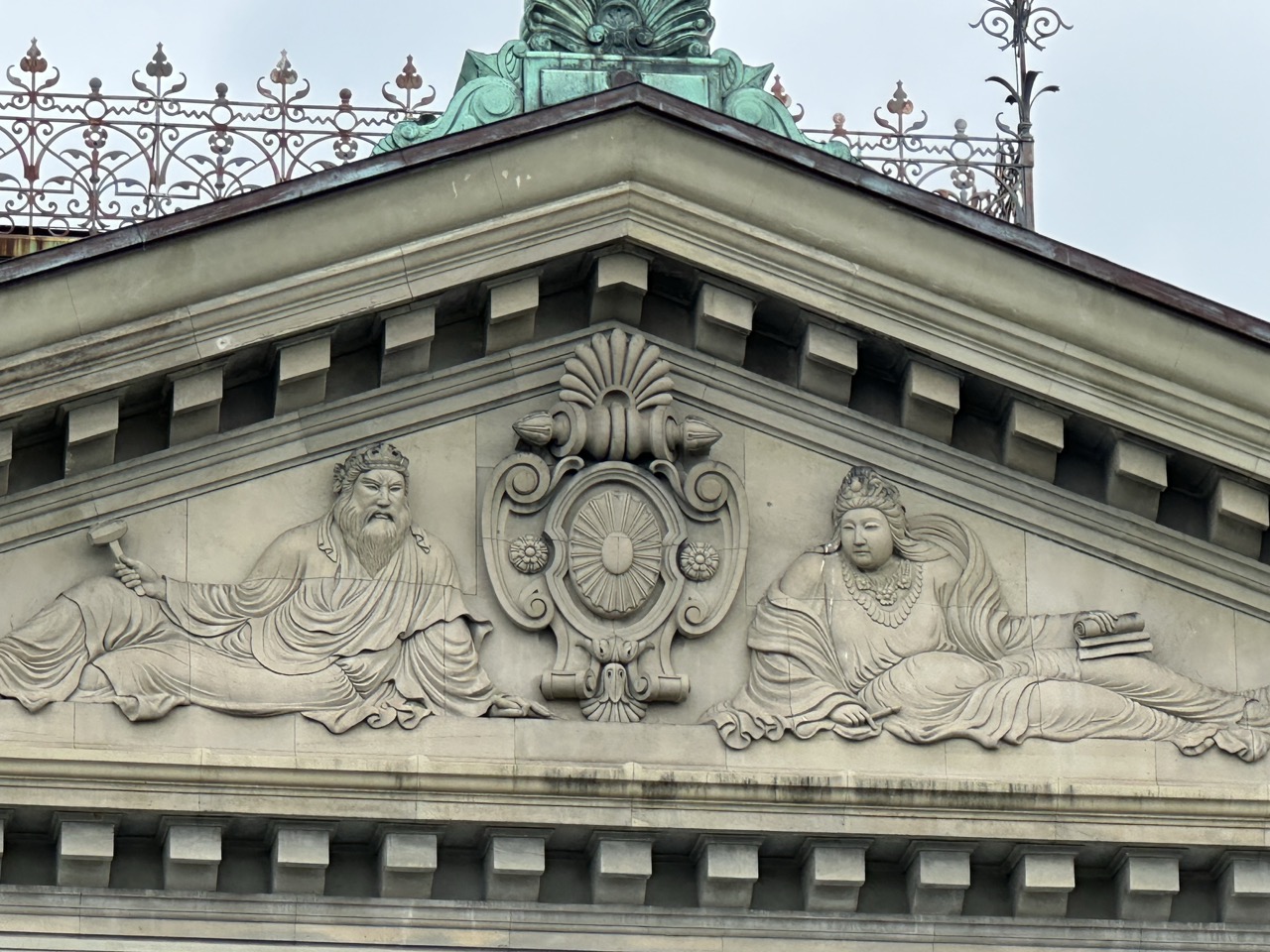 本館屋根の神様2体の彫刻（明治期の建築装飾）