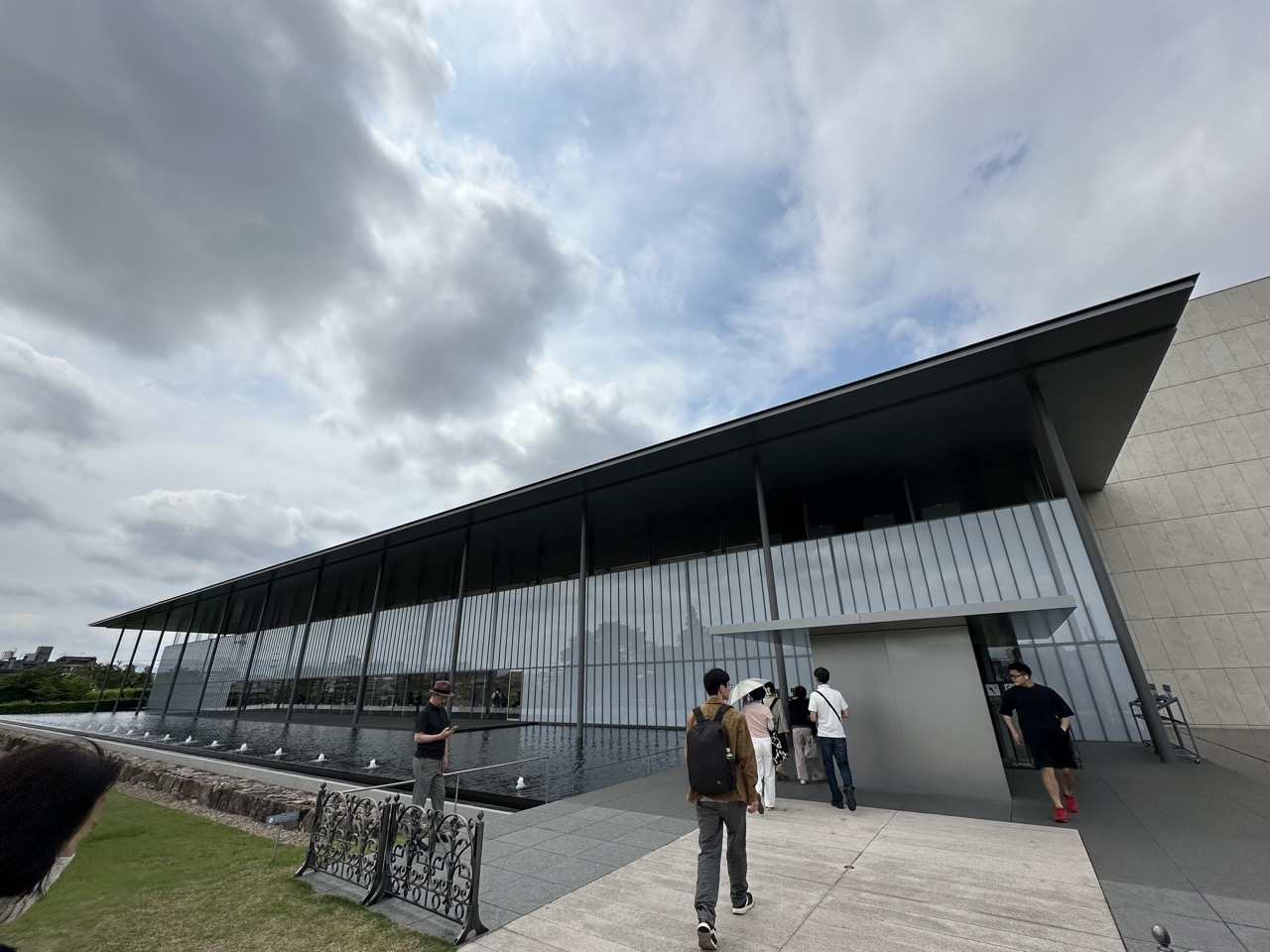 京都国立博物館の平成知新館（新館）外観 現代建築と水盤