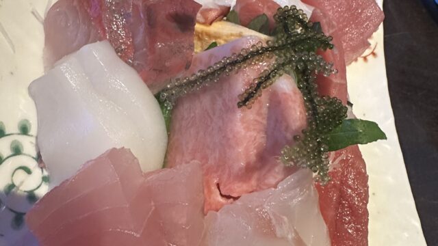 石垣島で食べた島の刺身と海ぶどうの盛り合わせ
