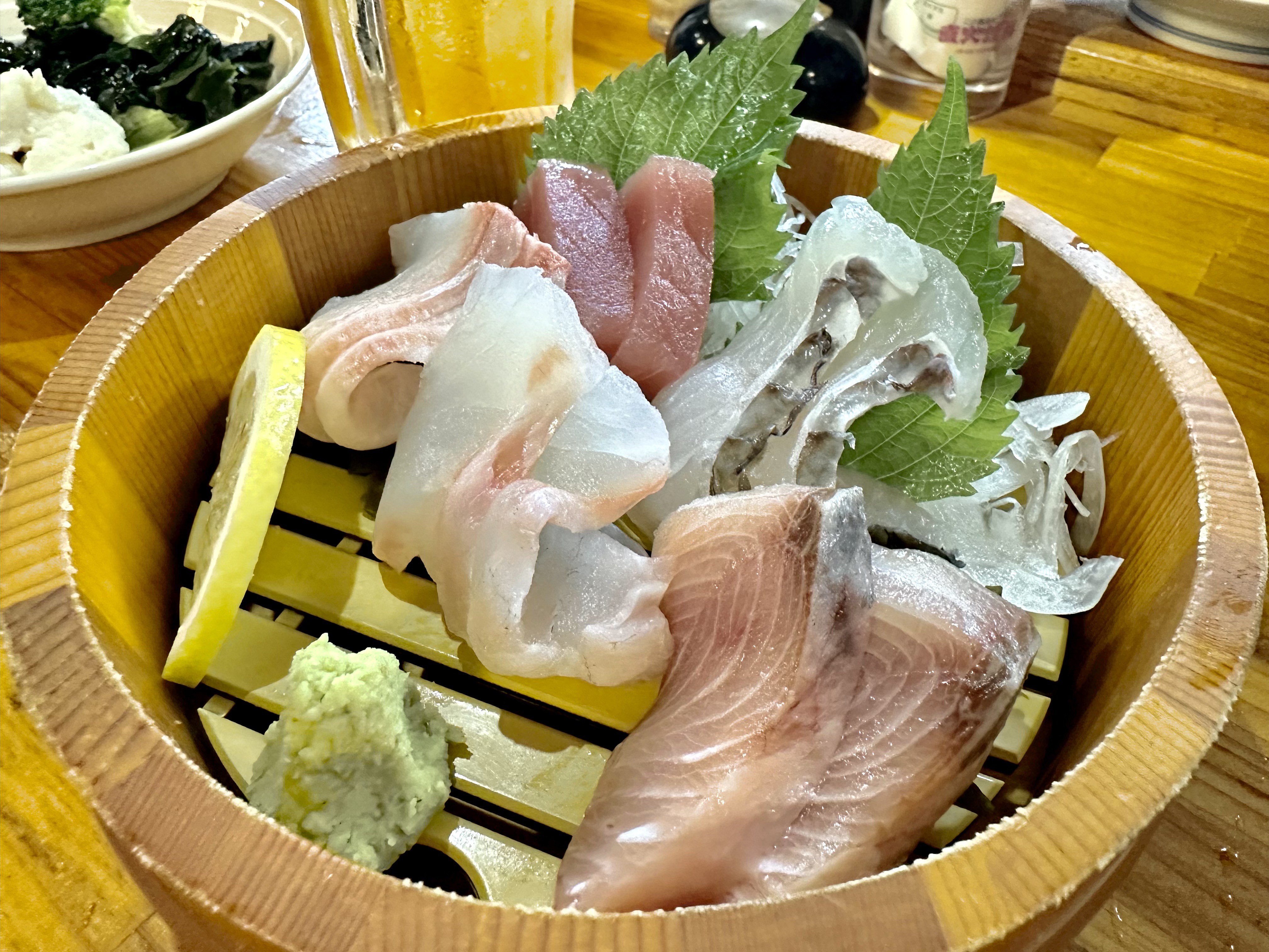 石垣島の居酒屋で食べた刺身の桶盛り