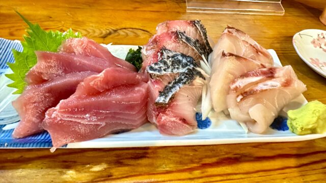 沖縄旅行中に居酒屋で食べた刺身の盛り合わせ