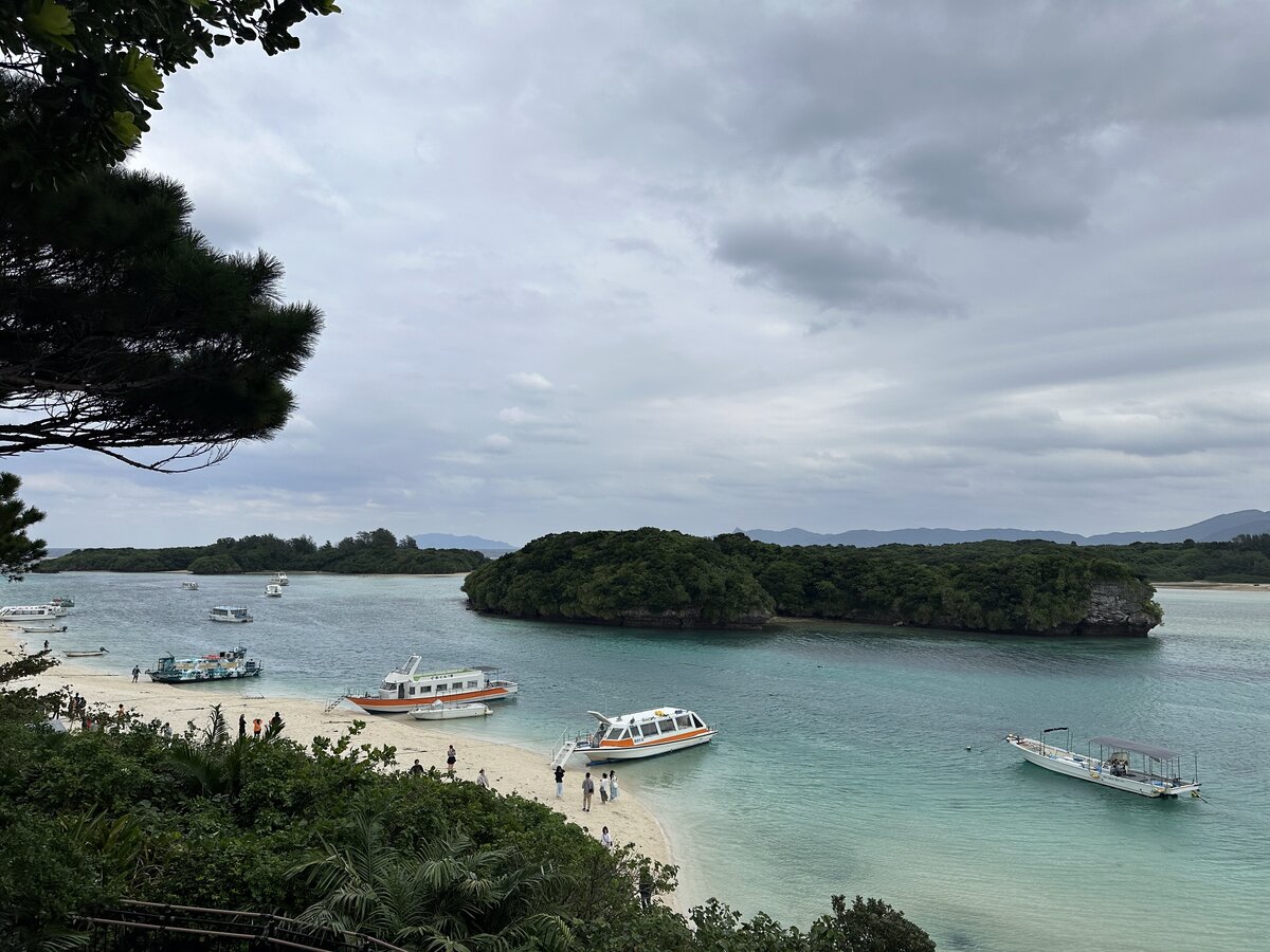川平湾のエメラルドグリーンの海