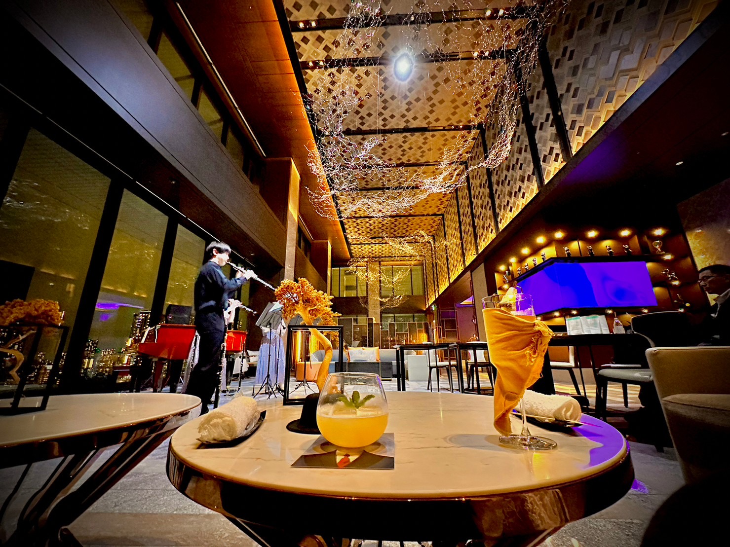 メズム東京 ロビーラウンジ 夜ごとの生演奏 フルート奏者と金の格子天井