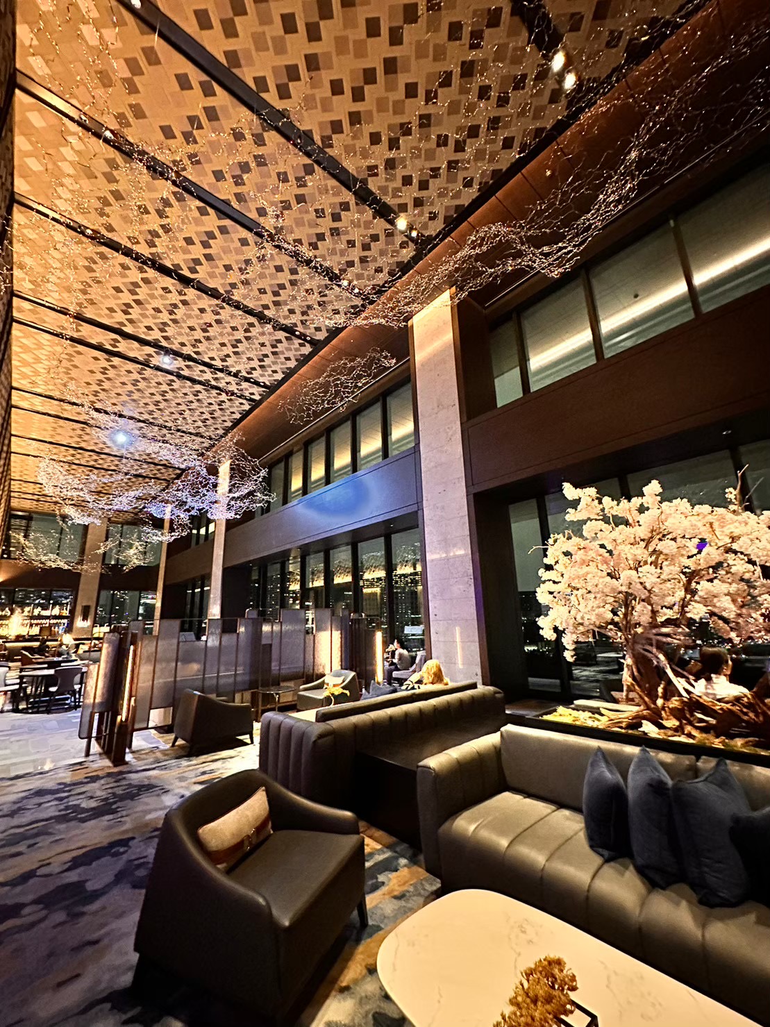 メズム東京 ロビーラウンジ 桜の装飾ツリー