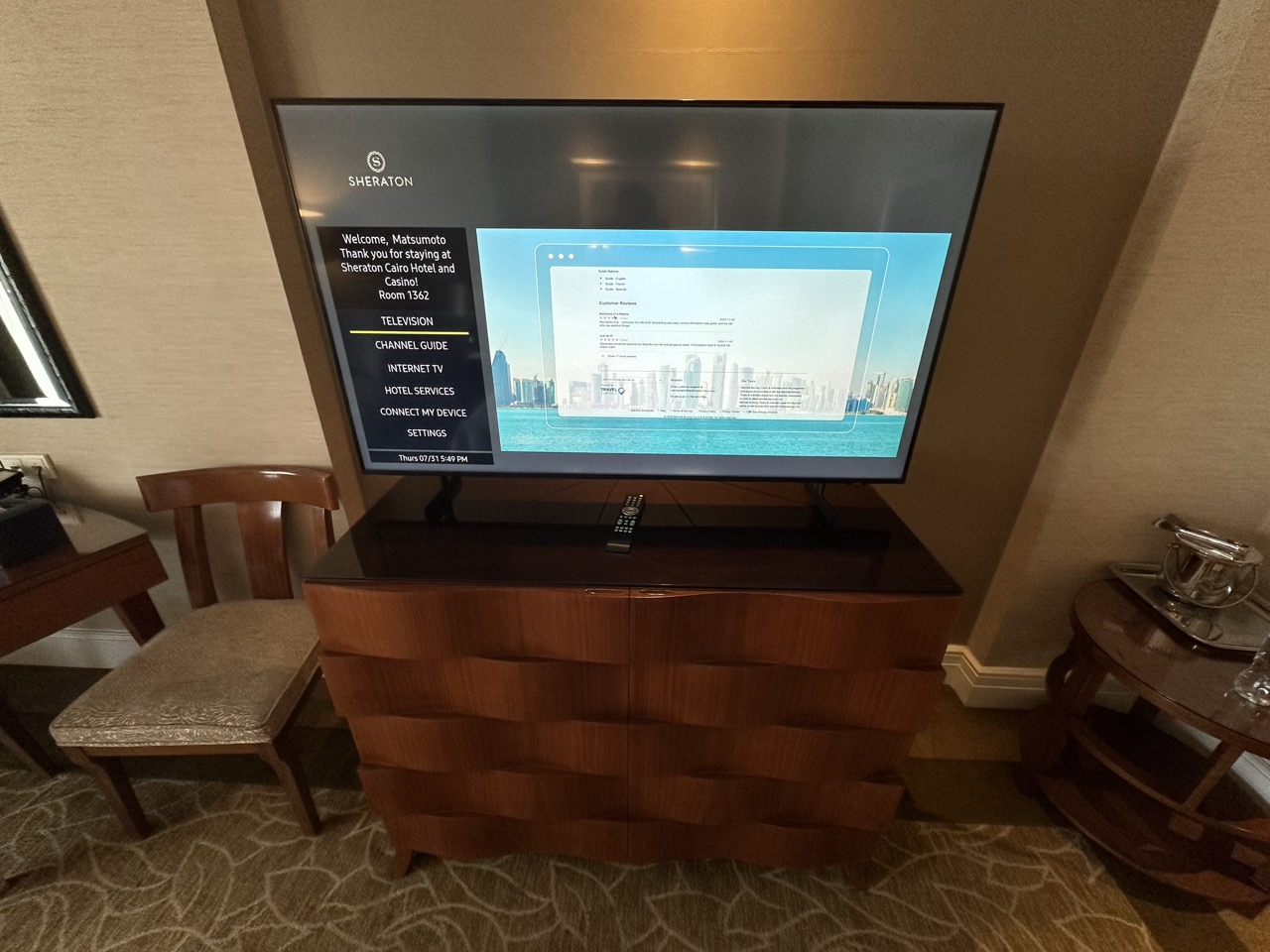 シェラトンカイロ アップグレード客室の入口とテレビ