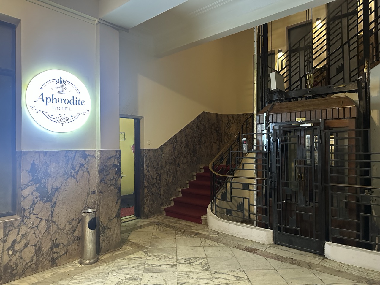Aphrodite Boutique Hotelのサインとマーブルの階段