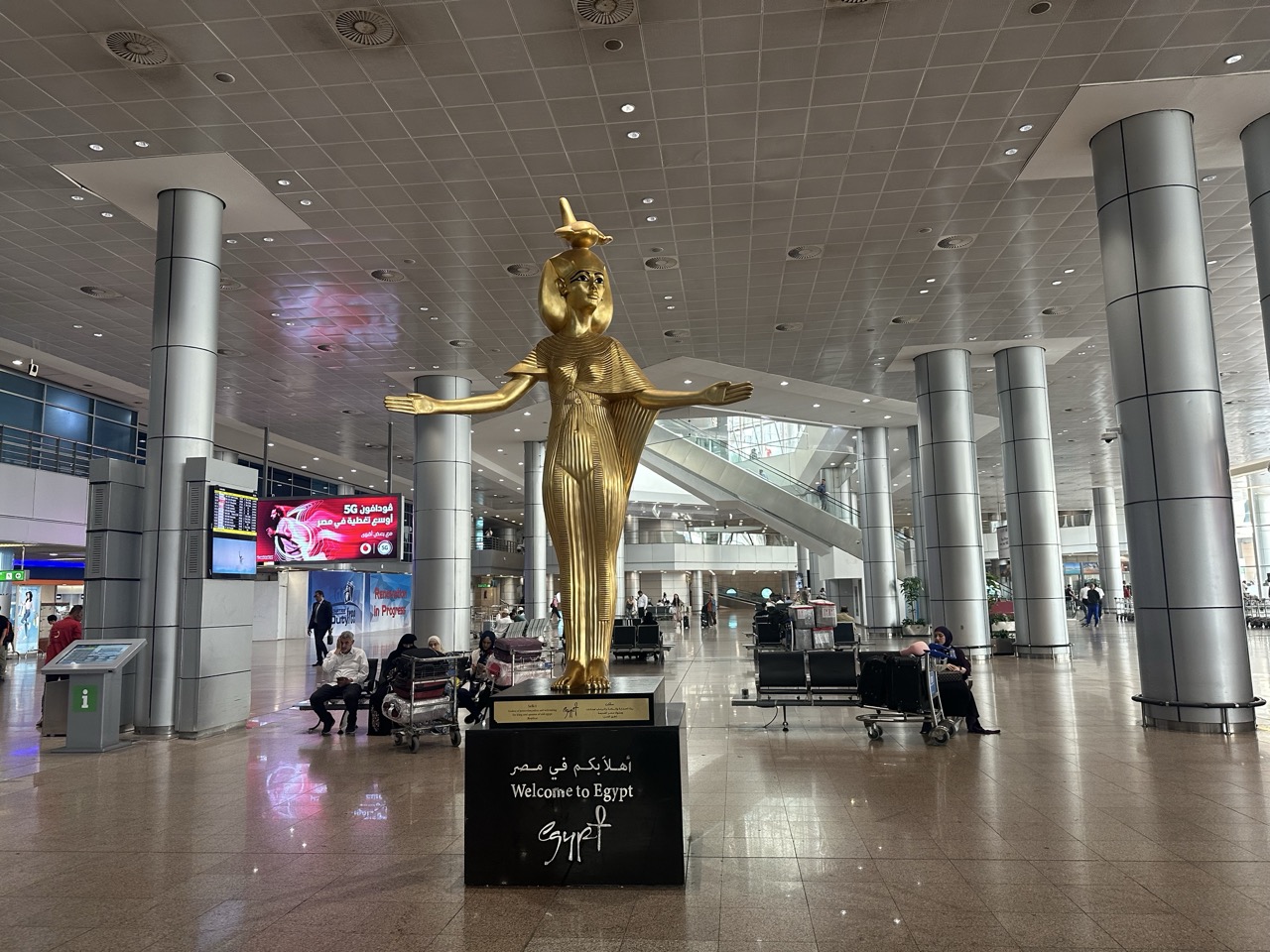 カイロ国際空港に到着、黄金のファラオ像が出迎える