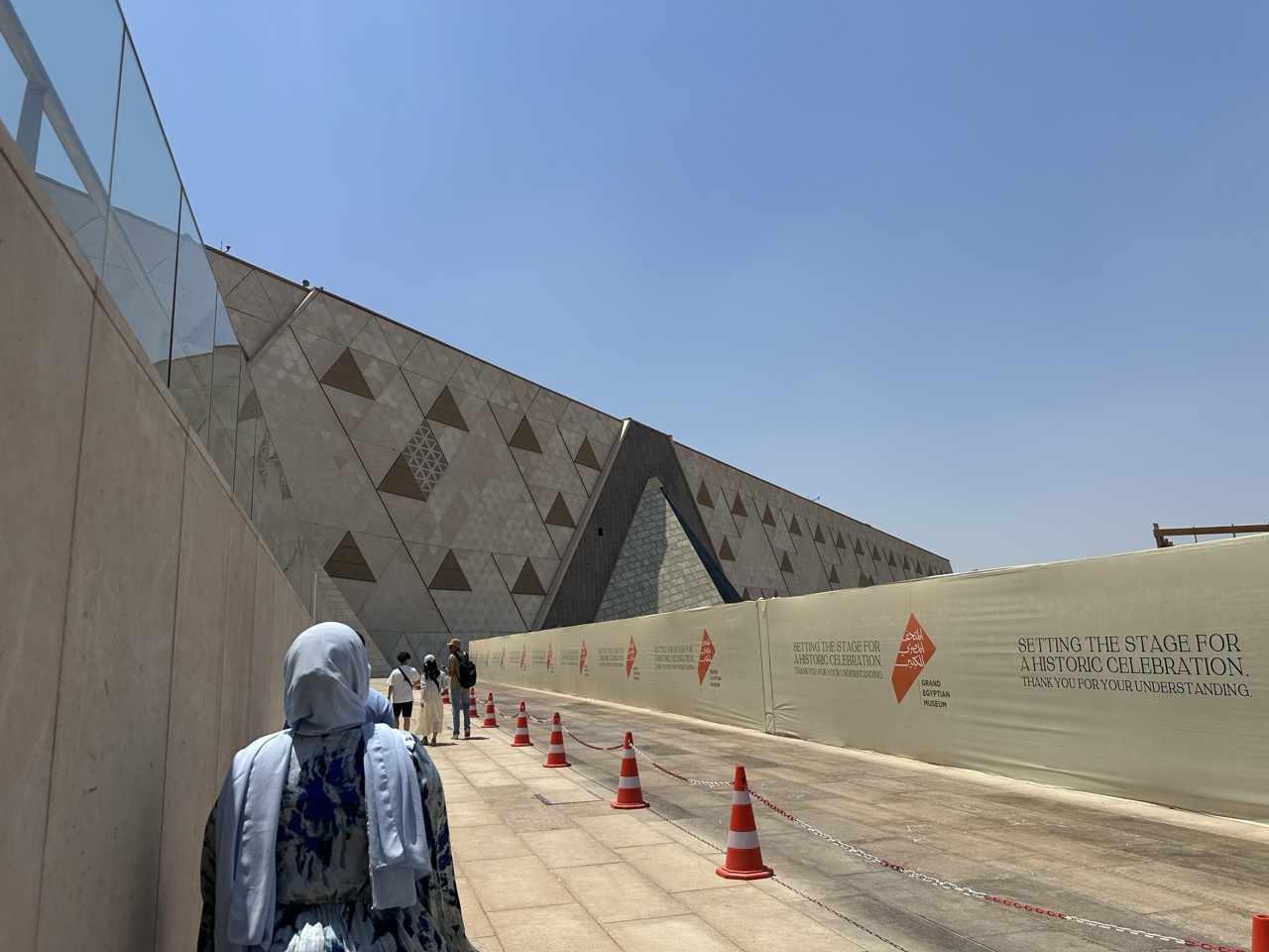 三角形モチーフの大エジプト博物館のモダン建築