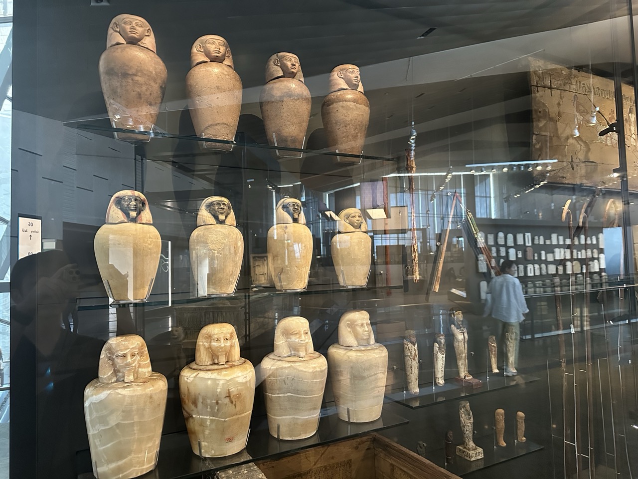 大エジプト博物館のシャブティ(副葬人形)の展示