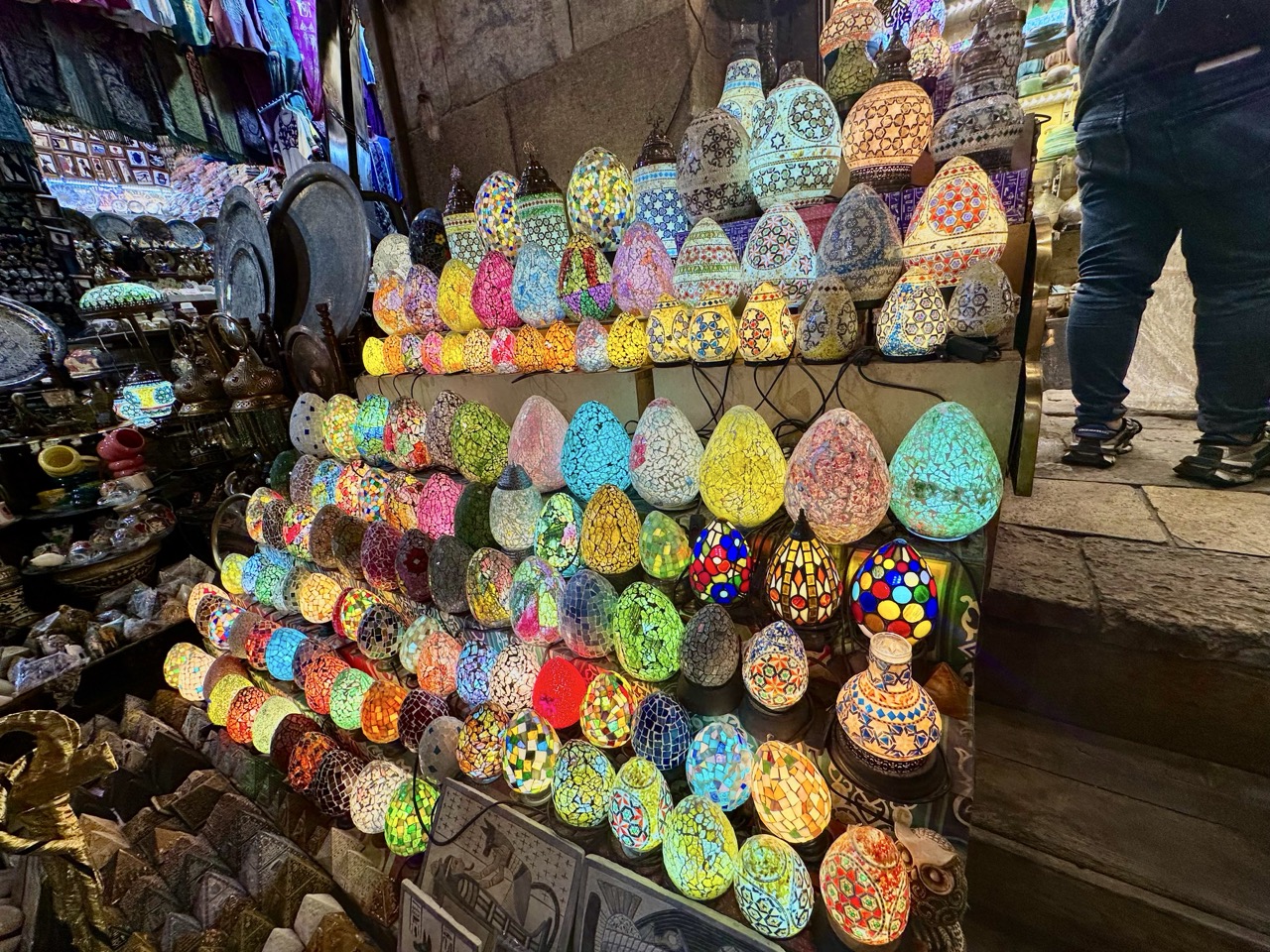 ハーンハリーリ市場のカラフルなピラミッドの置物
