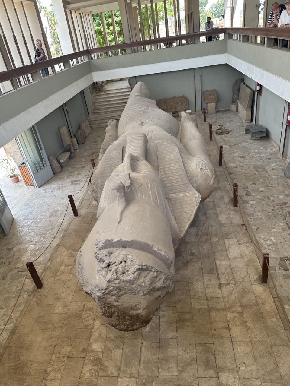 メンフィス博物館のラムセス2世巨像を間近で
