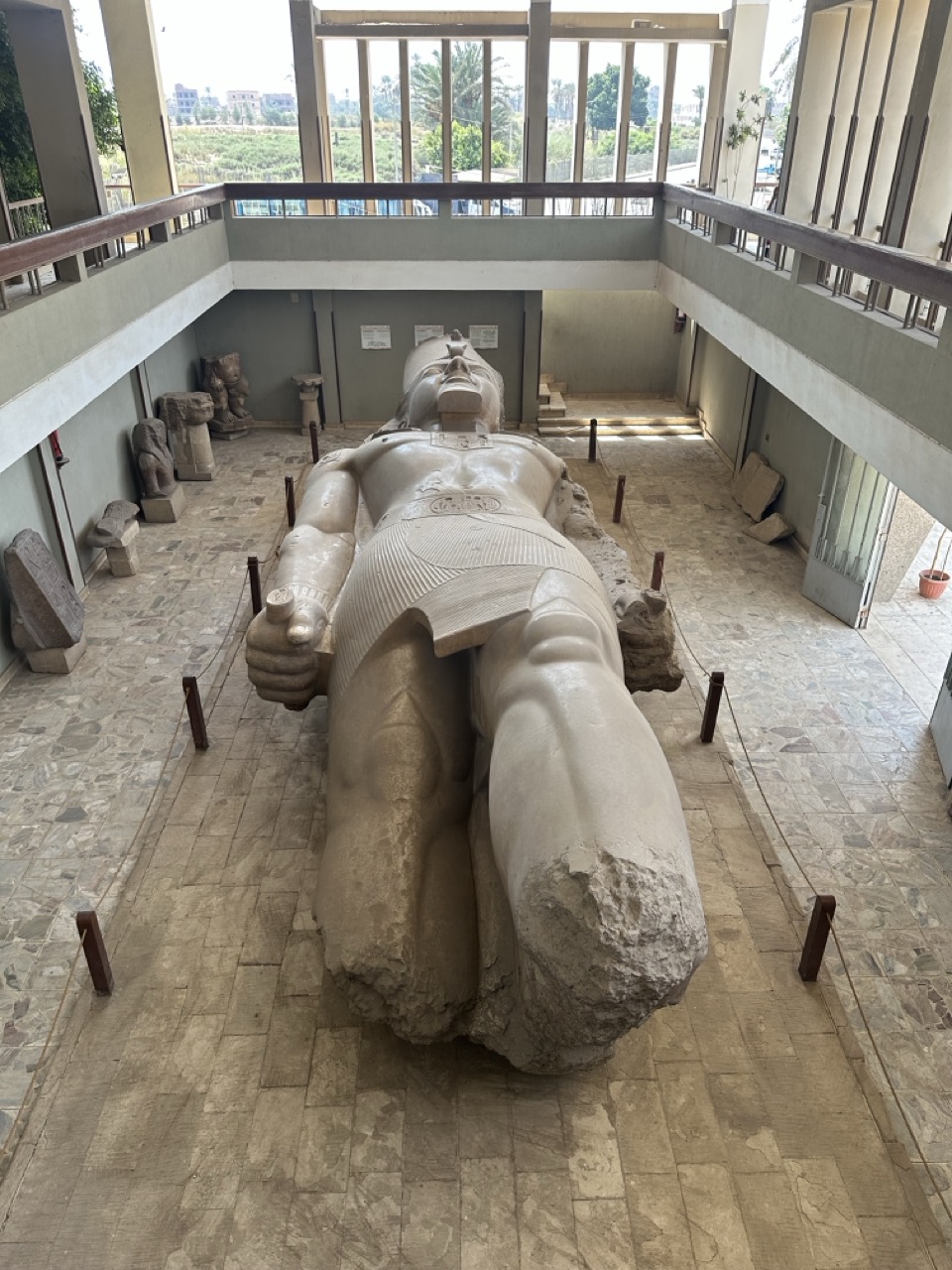 メンフィス博物館に横たわるラムセス2世の巨像