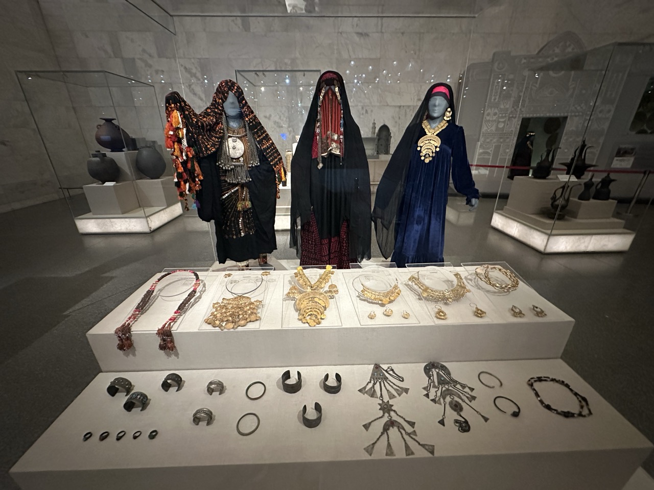 NMECの装飾品・ジュエリーの展示