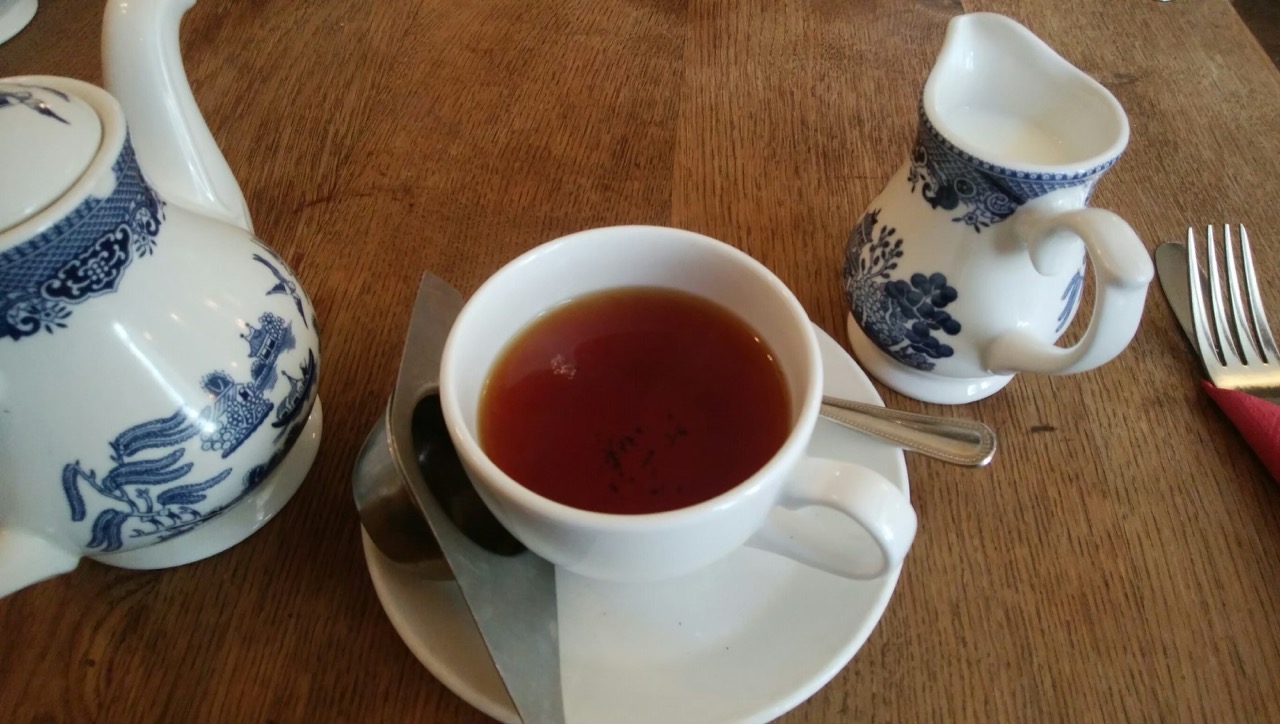青絵の食器でいただく英国式ティーセット