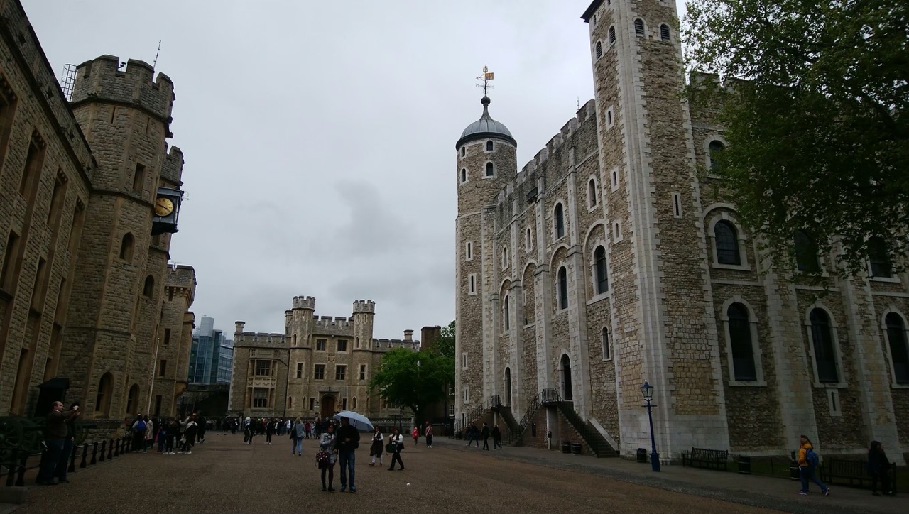 ロンドン塔の中心にそびえる白塔(ホワイトタワー)
