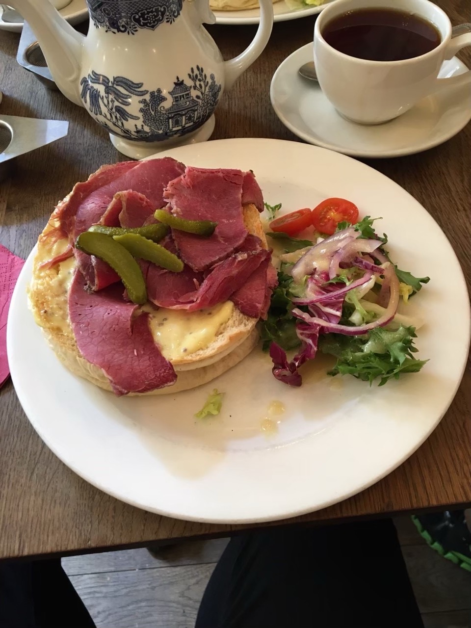 ローストビーフのオープンサンドと紅茶