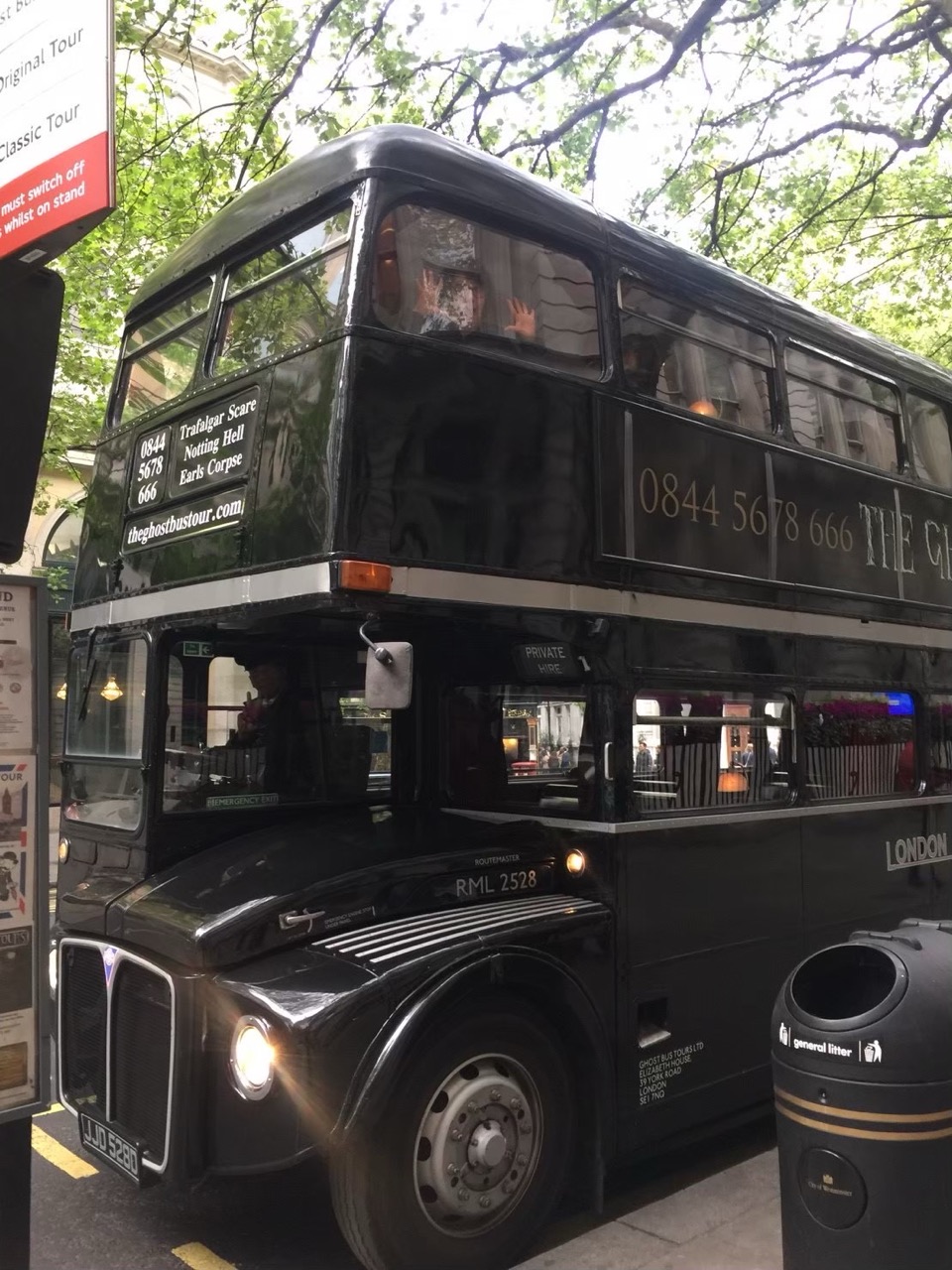 ロンドン名物のクラシックな黒い旧型二階建てバス