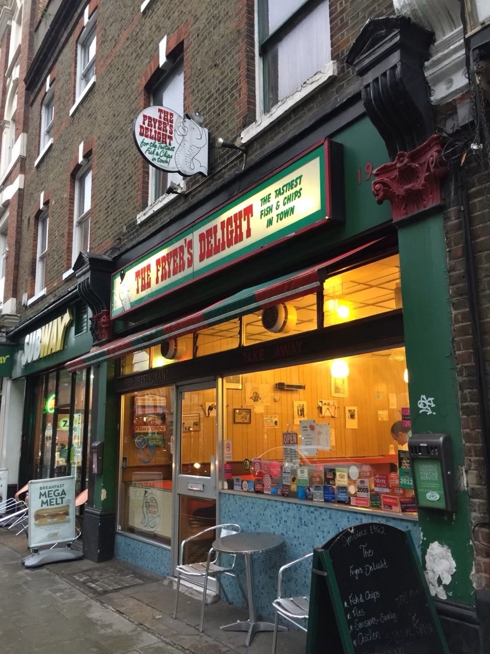 フィッシュ&チップス老舗 The Fryer's Delight の緑色の店構え