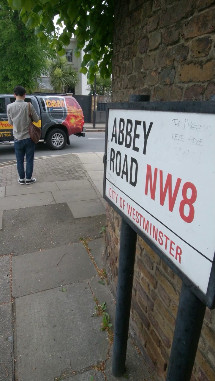 アビーロード(Abbey Road NW8)の道路標識