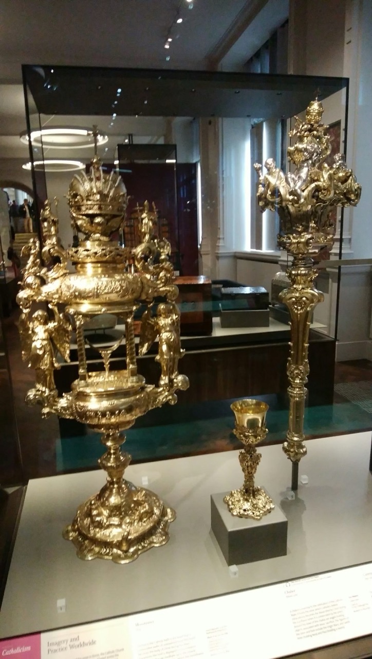 V&A博物館の金色の豪華な装飾品(燭台と聖杯)の展示