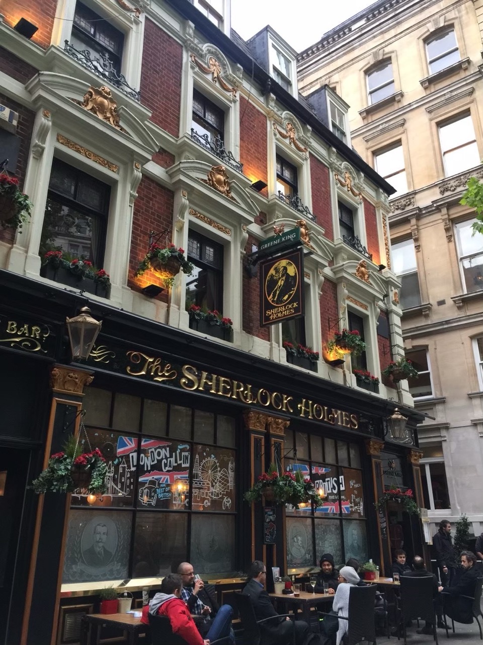 シャーロック・ホームズ・パブの外観(石畳の路地から)