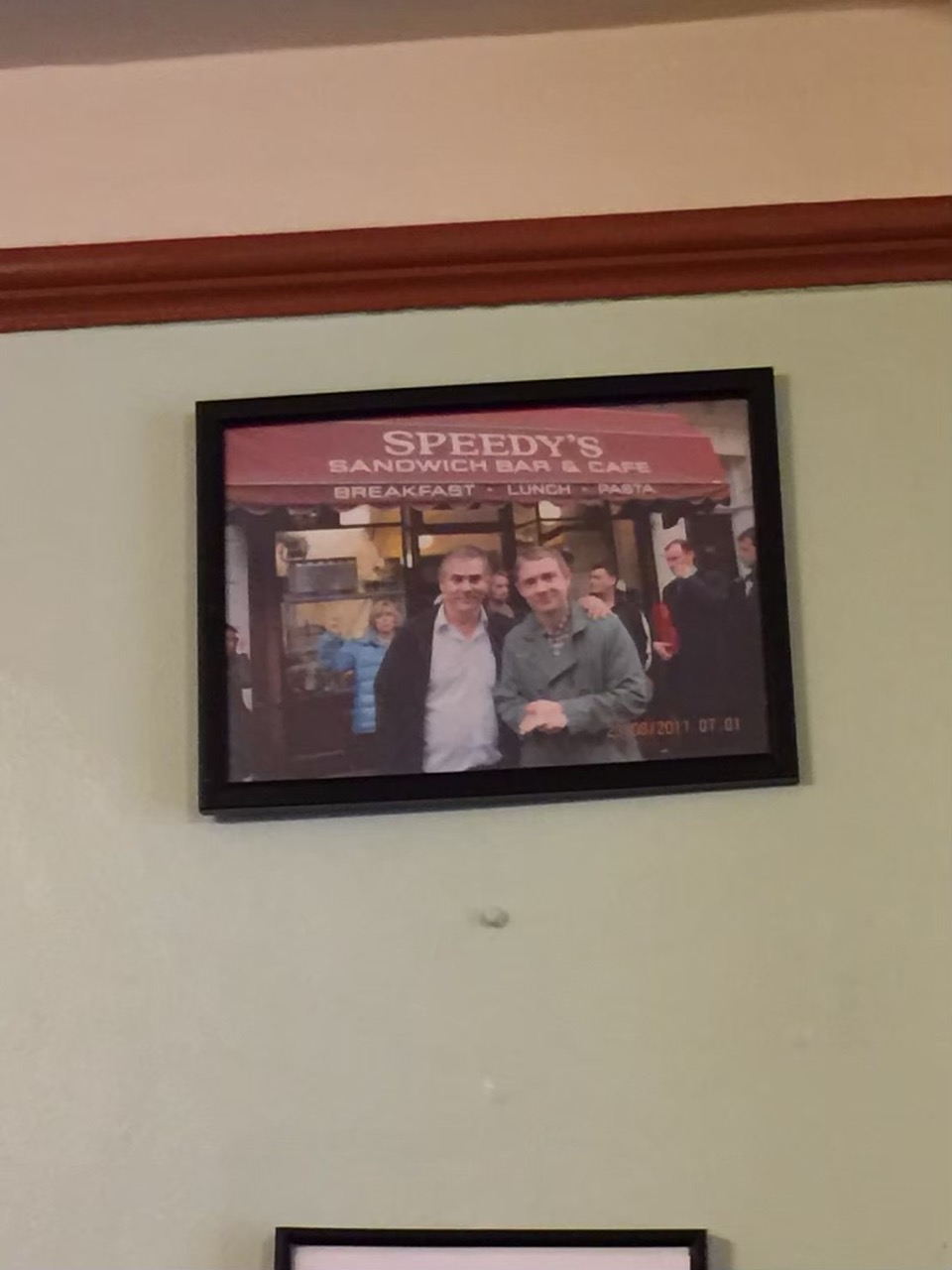 Speedy's Cafe店内のシャーロック関連写真の額