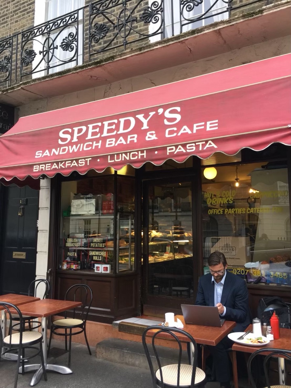 BBCドラマSHERLOCKのロケ地 Speedy's Sandwich Bar & Cafe の店頭