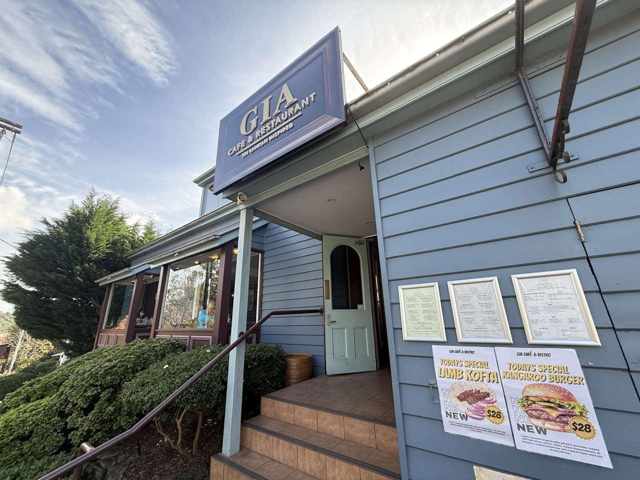 GIA Cafe & Restaurant 外観（カンガルーバーガー特集看板）