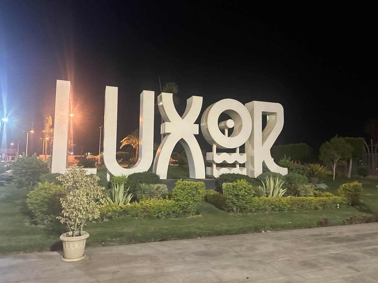 夜のルクソールの街にある「LUXOR」のモニュメント