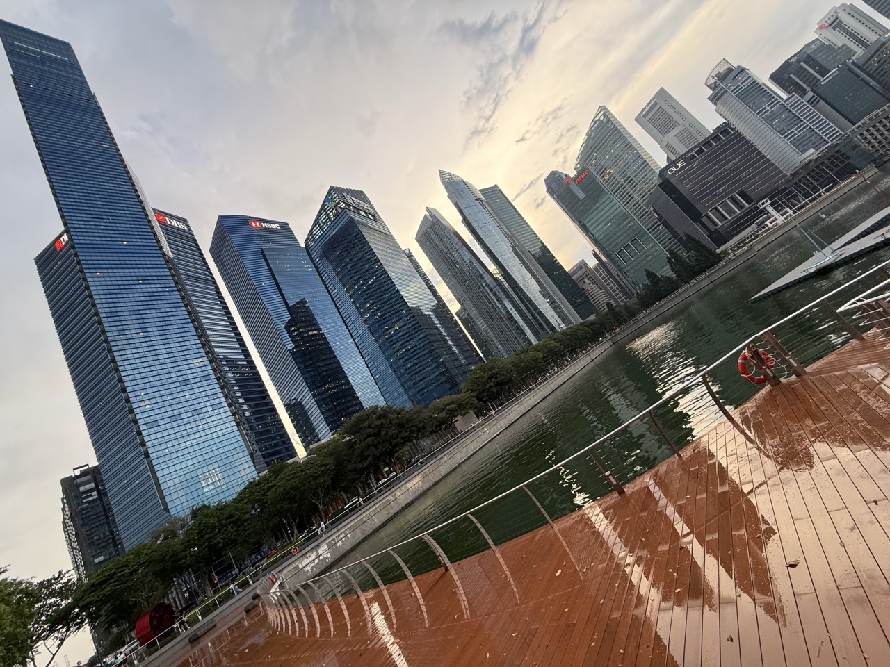 マリーナベイの摩天楼夕景（HSBC・UOB等）