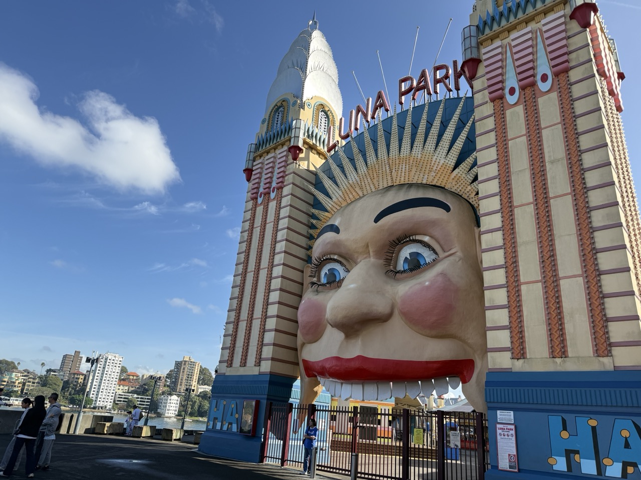 ルナパーク入口の巨大ピエロの顔