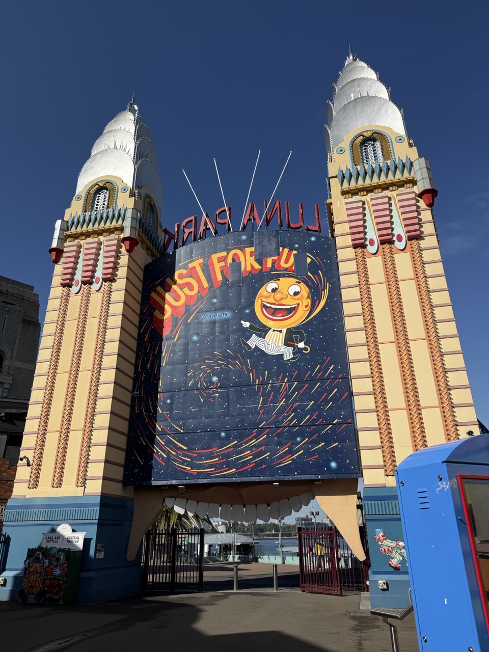 ルナパーク看板「JUST FOR FUN」