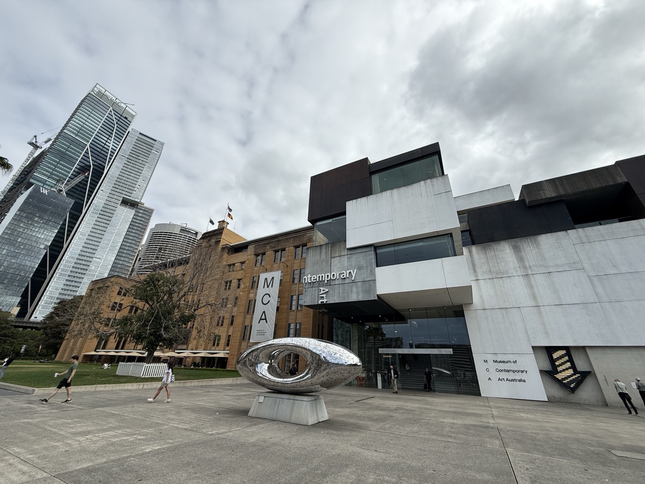 シドニー現代美術館（MCA）の外観と金属彫刻