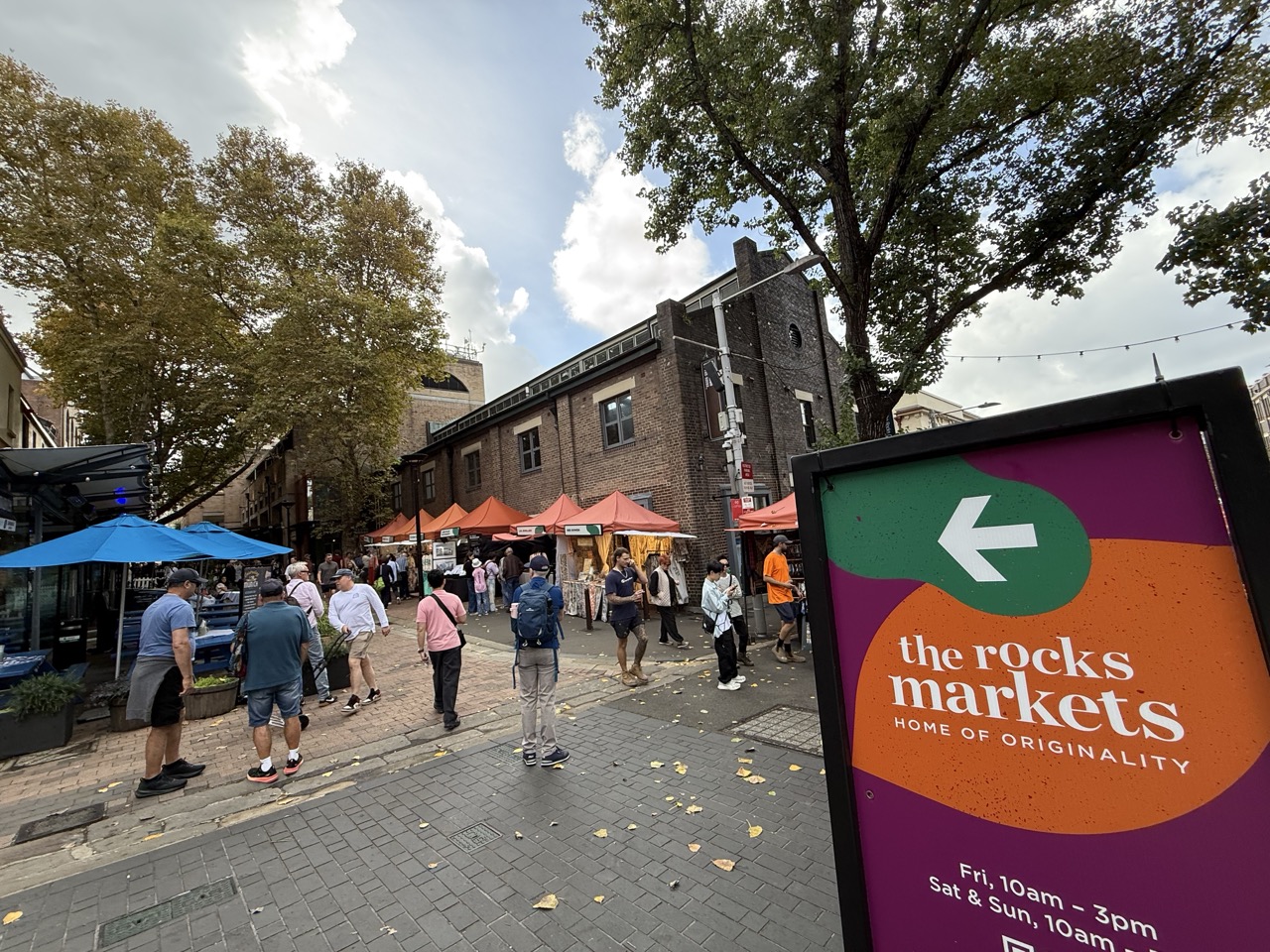 The Rocks Markets の看板と週末市場の屋台