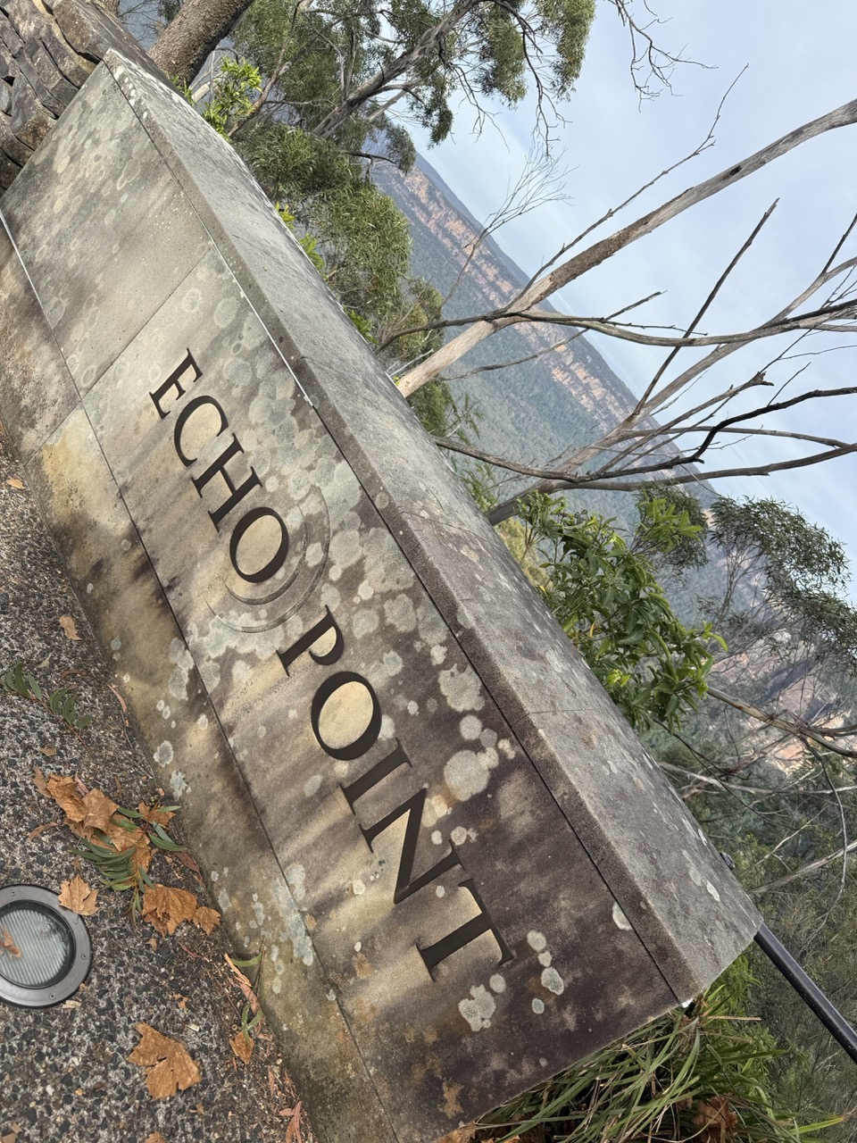 エコーポイント（ECHO POINT）の石碑