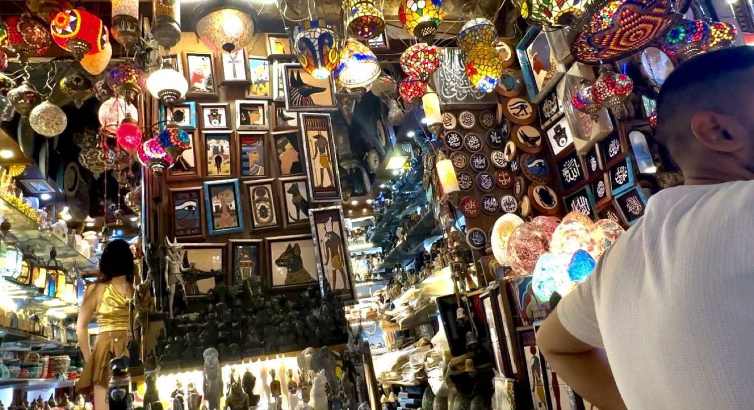ハーンハリーリ市場のランプ専門店の店内