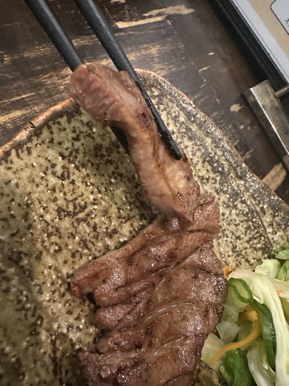 牛たん東山の牛たん焼きと付け合わせ