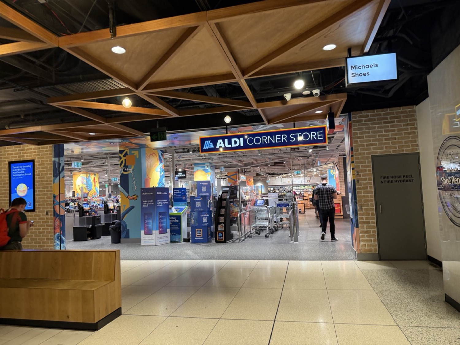 ALDI コーナーストア入口。Market City内のスーパー