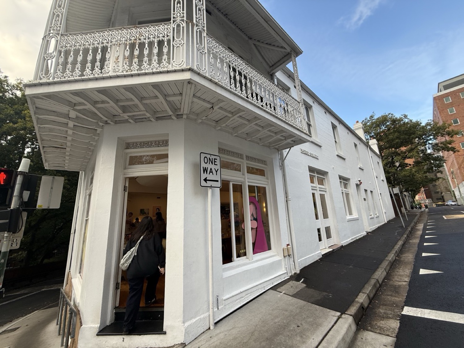 bills店内のテラス窓側席