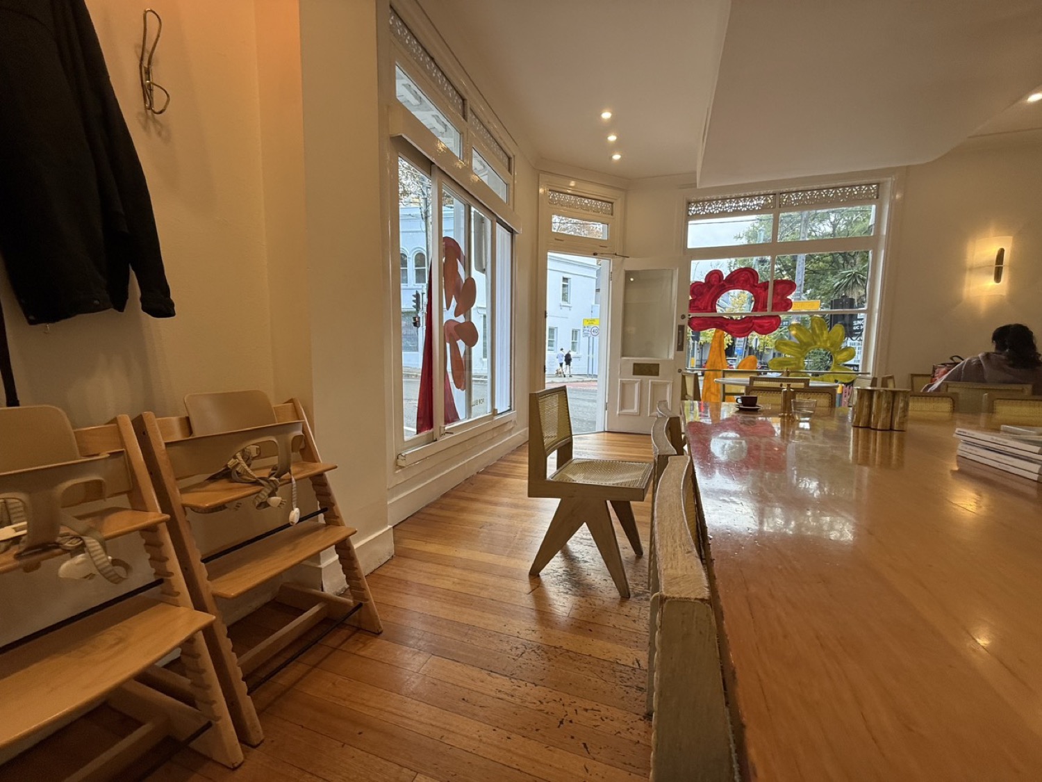 bills店内の明るい雰囲気。子ども用ハイチェアも完備