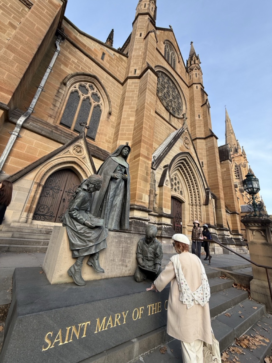 「SAINT MARY OF THE CROSS」シスター像と大聖堂のゴシック建築