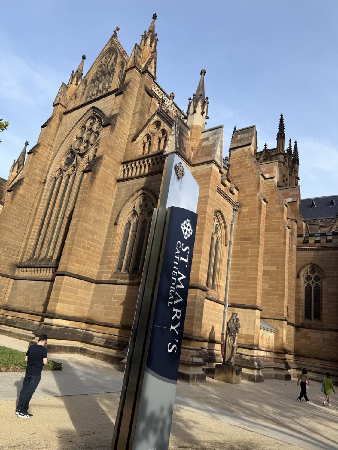 聖メアリー大聖堂 側面とST. MARY'S CATHEDRAL看板