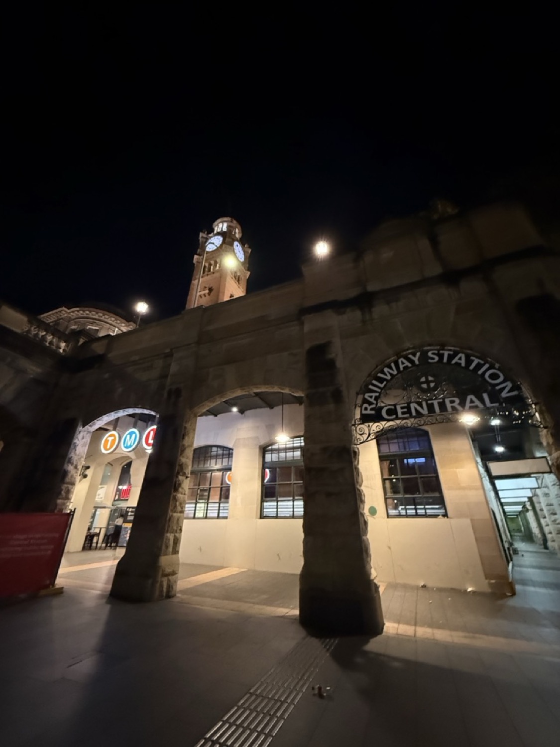 シドニー・セントラル駅の夜景。アーチ越しに見える時計塔