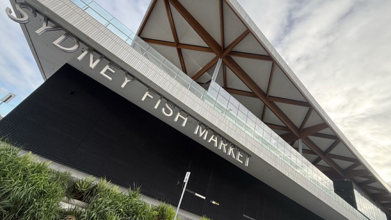 シドニー・フィッシュマーケット外観の「SYDNEY FISH MARKET」サイン
